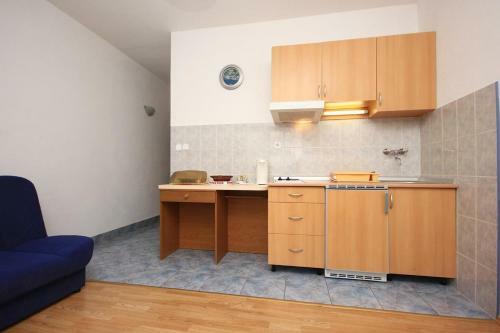 Apartments By The Sea Pisak (omis) - 9456