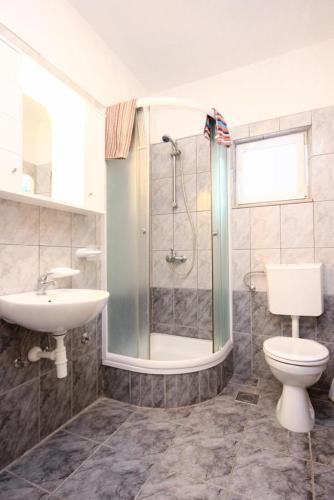 Apartments By The Sea Pisak (omis) - 9456