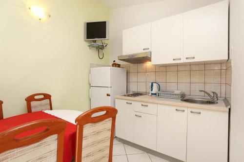 Apartments By The Sea Pisak (omis) - 10323