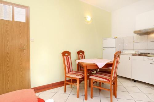 Apartments By The Sea Pisak (omis) - 10323