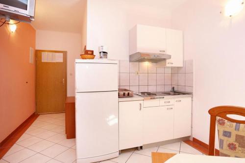 Apartments By The Sea Pisak (omis) - 10323