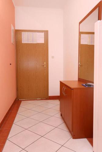 Apartments By The Sea Pisak (omis) - 10323