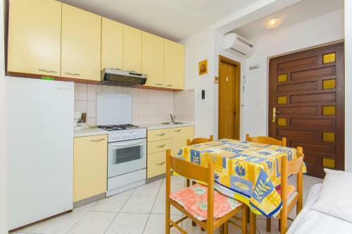 Apartments By The Sea Pisak (omis) - 2802