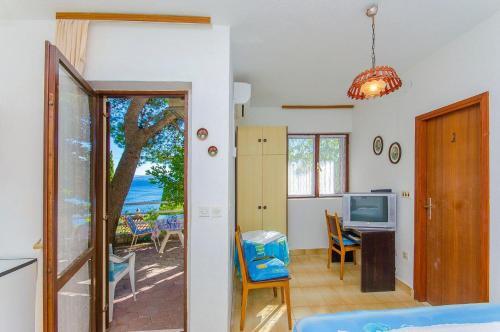 Apartments By The Sea Pisak (omis) - 2802