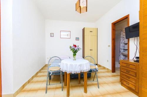 Apartments By The Sea Pisak (omis) - 2802