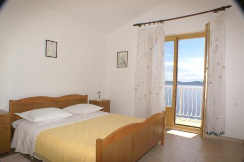 Apartments By The Sea Pisak (omis) - 2750