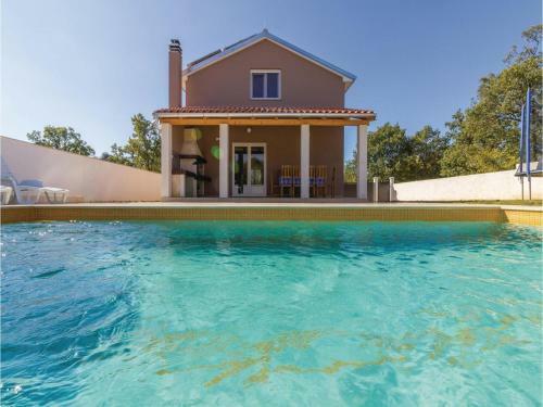 Three-bedroom Holiday Home In Peroj