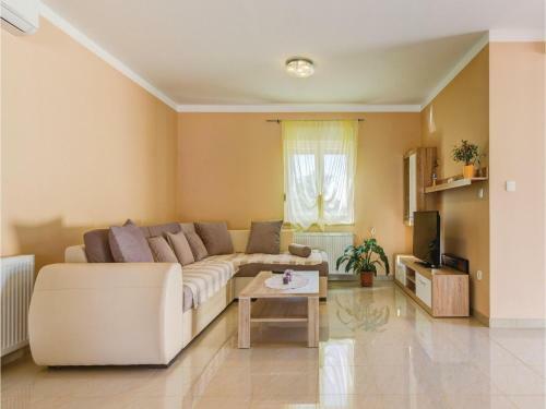 Three-bedroom Holiday Home In Peroj