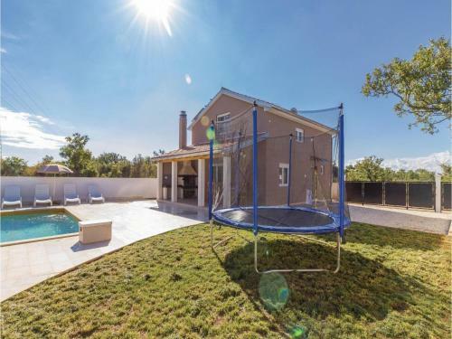 Three-bedroom Holiday Home In Peroj