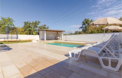 Three-bedroom Holiday Home In Peroj