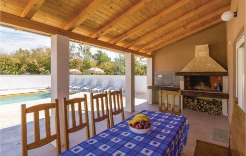 Three-bedroom Holiday Home In Peroj