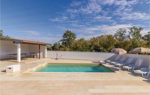 Three-bedroom Holiday Home In Peroj