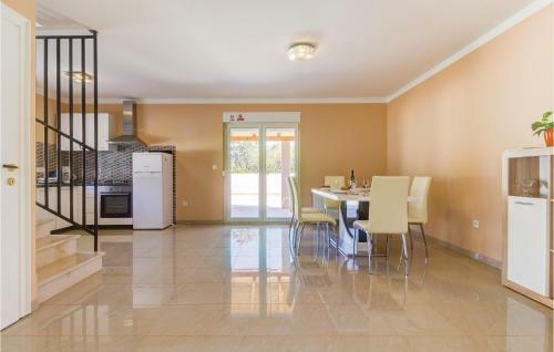 Three-bedroom Holiday Home In Peroj