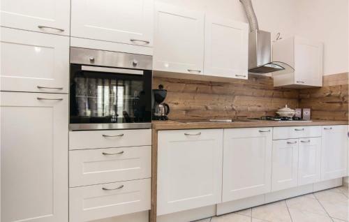 Five-bedroom Holiday Home In Pakostane