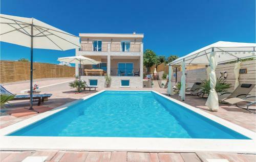 Three-bedroom Holiday Home In Pakostane