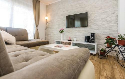 Three-bedroom Holiday Home In Pakostane