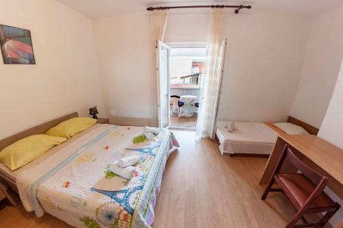 Hostal Apartments And Rooms With Parking Space Pag - 13355