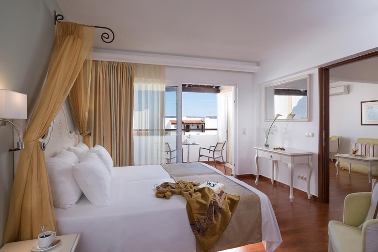 Alexander Beach Hotel & Village (.)
