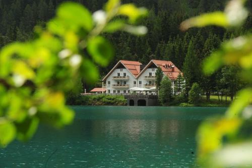 Hotel Seehaus - Mountain Lake Resort