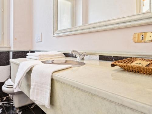 Apartamentos Modern Mansion With Private Beach At Lake Maggiore