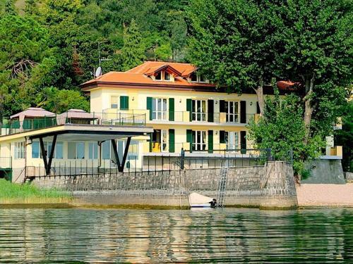 Apartamentos Modern Mansion With Private Beach At Lake Maggiore
