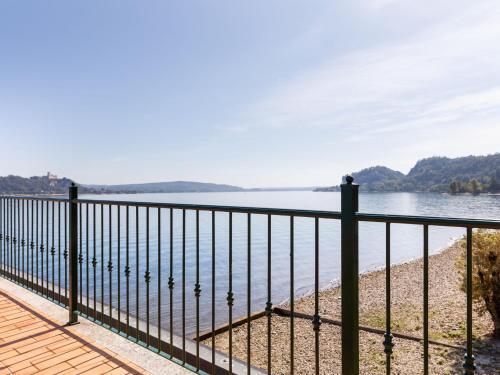 Apartamentos Modern Mansion With Private Beach At Lake Maggiore