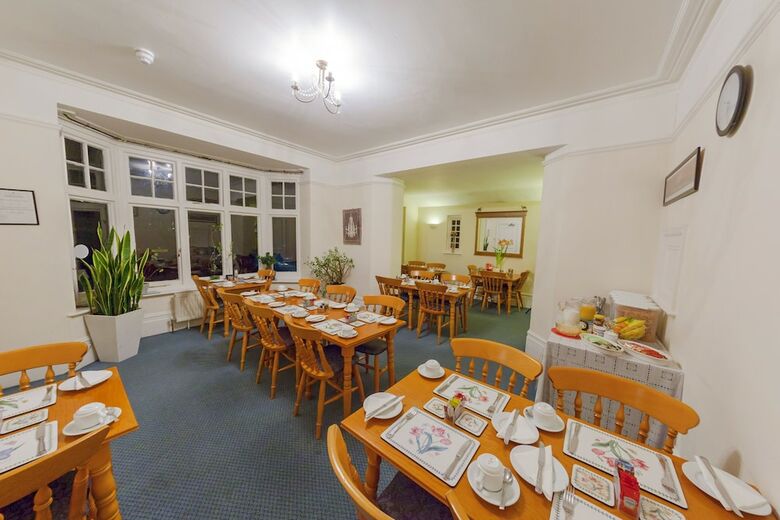 Hostal Gatwick Turret Guest House