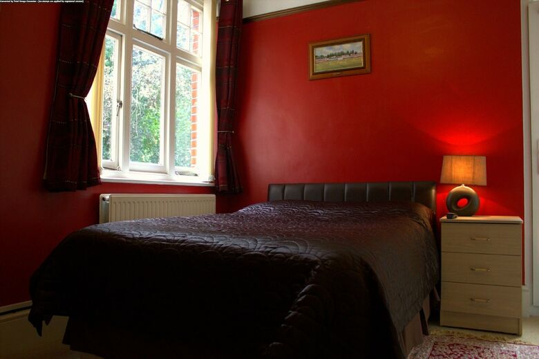 Hostal Gatwick Turret Guest House