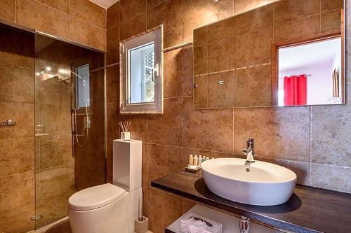 Es Cubells Villa Sleeps 12 Pool Air Con Wifi