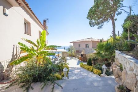 Lloret De Mar Villa Sleeps 9