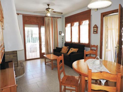 Three-bedroom Holiday Home In Miami Platja