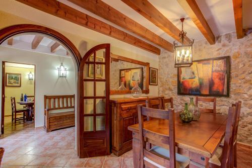 Pollenca Villa Sleeps 6 Pool Air Con Wifi