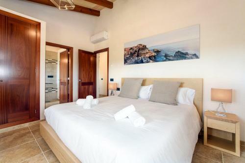 S'horta Villa Sleeps 8 Pool Air Con Wifi