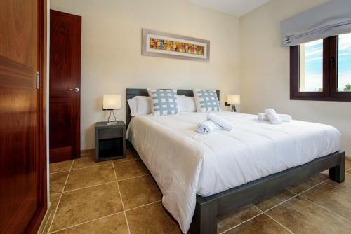 S'horta Villa Sleeps 8 Pool Air Con Wifi