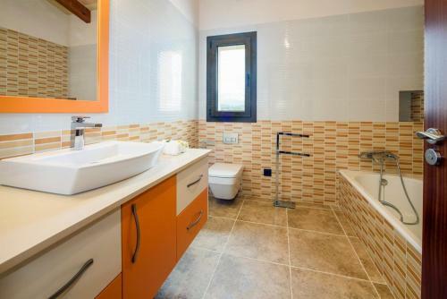 S'horta Villa Sleeps 8 Pool Air Con Wifi