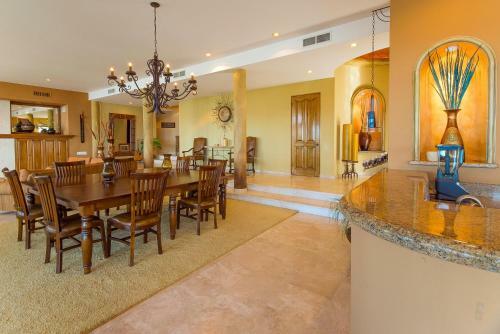 7 Br Home For 18 With Ocean Views, Villa Las Flores