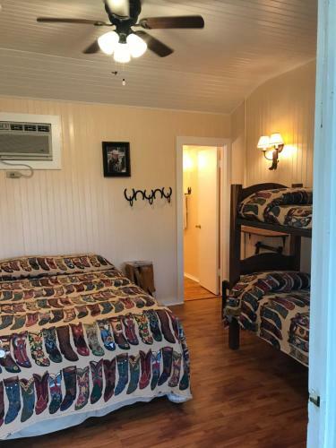 Hotel Twin Elm Guest Ranch And 2e Rv Resort