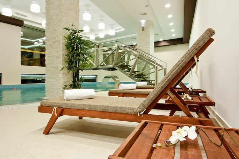 Earth And People Hotel & Spa