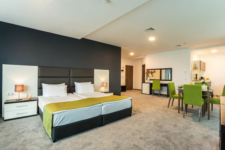 Earth And People Hotel & Spa