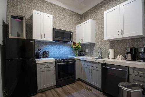 Apartamentos 5 Br - Sleeps 8! Steps From Bourbon Street!