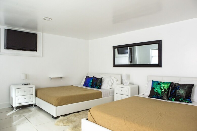 Motel Magazine Mansion