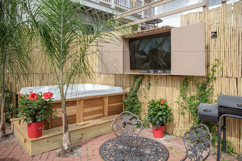 Motel Magazine Mansion