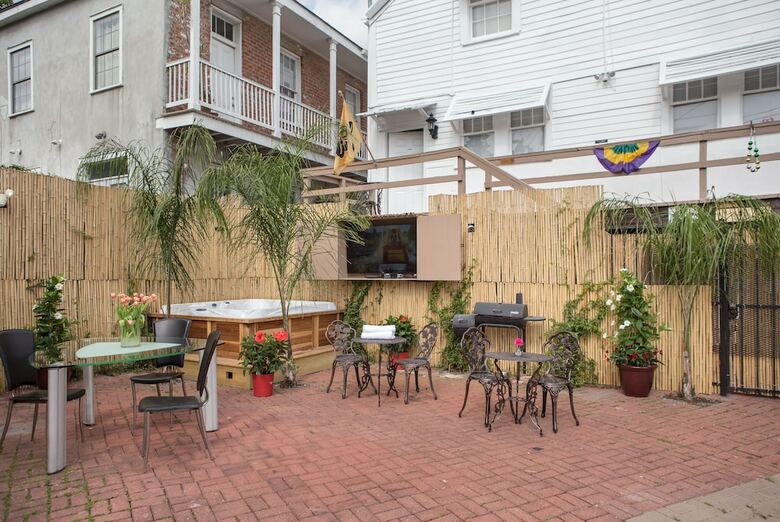 Motel Magazine Mansion