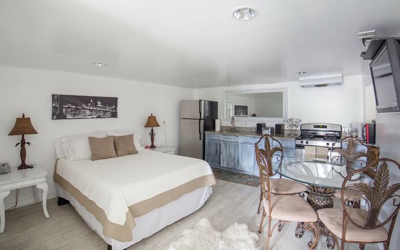 Motel Magazine Mansion