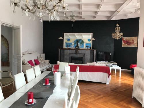 Beautiful Villa With Direct Access To The Beach