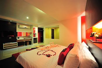 Alfresco Phuket Hotel