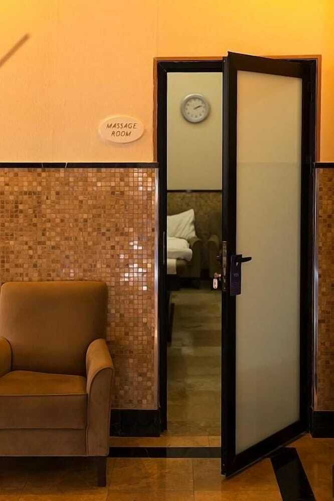 Divan Express Baku Hotel