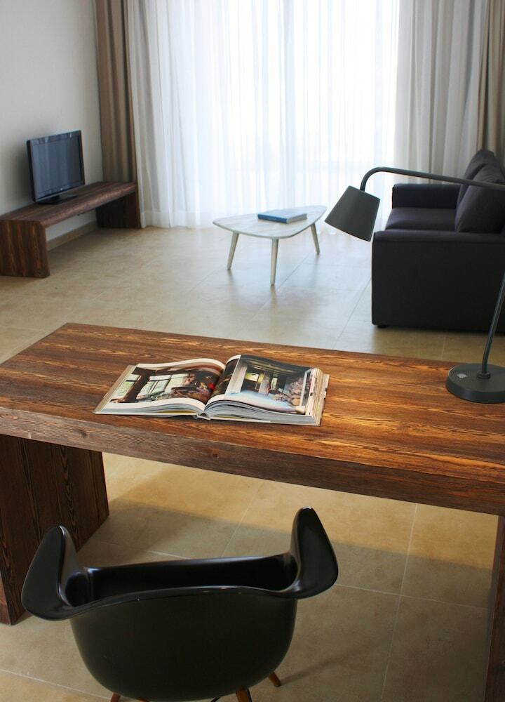 Amphora Hotel & Suites