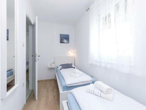 Three-bedroom Holiday Home In Grizane