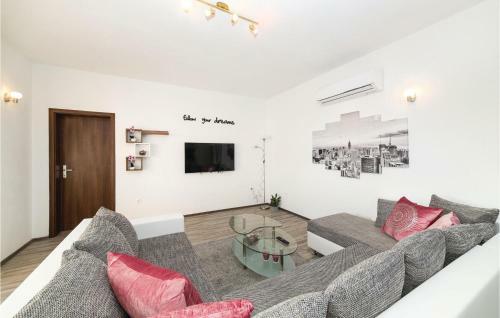 Three-bedroom Holiday Home In Kastel Stafilic